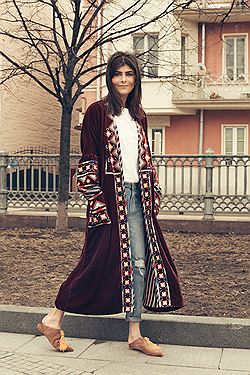 Надежда Оболенцева в бархатном пальто-халате Gourji