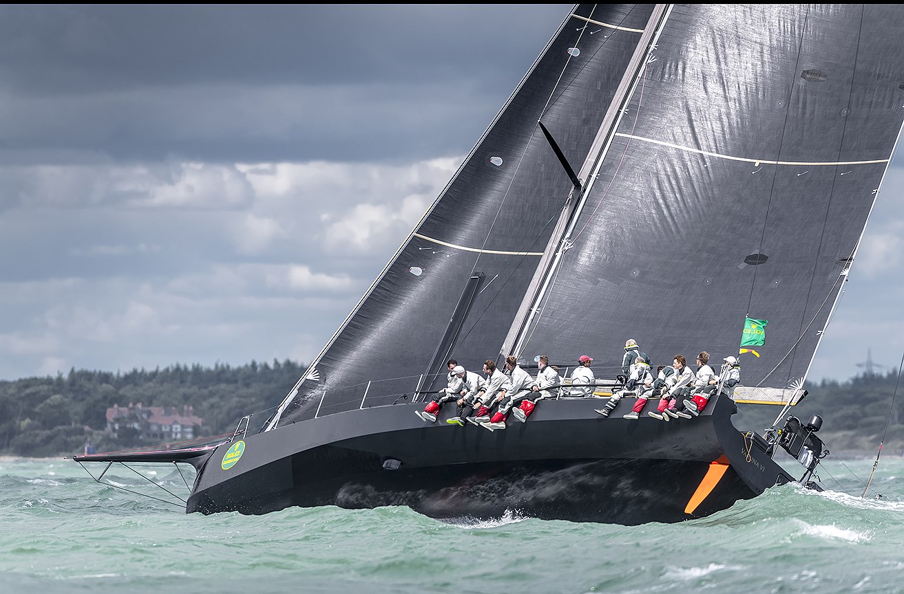 Немецкая яхта VARUNA пробивается через Солент в начале 47-й регаты ROLEX FASTNET