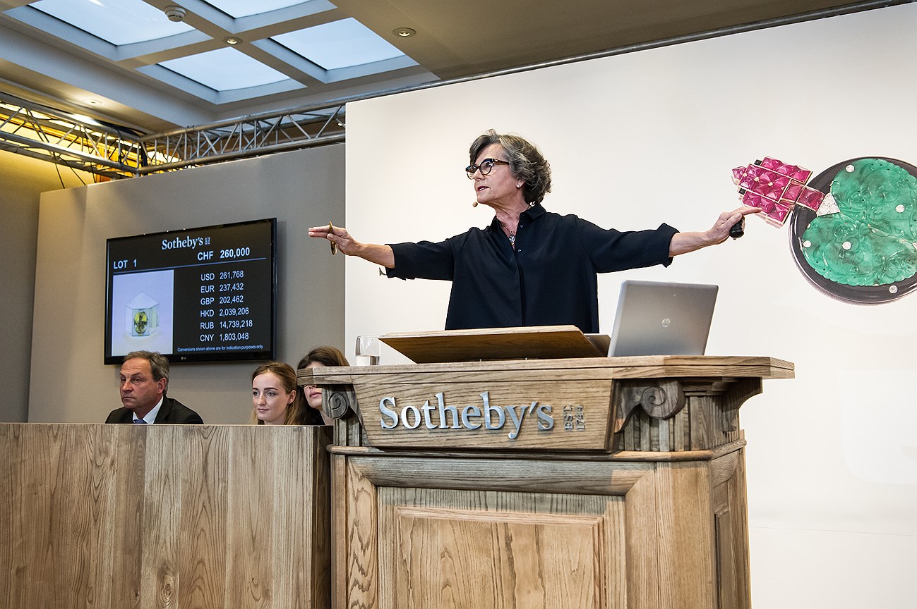 Даниэла Машетти, ведущий международный специалист Sotheby’s, на аукционе Magnificent Jewels в Женеве, май 2017