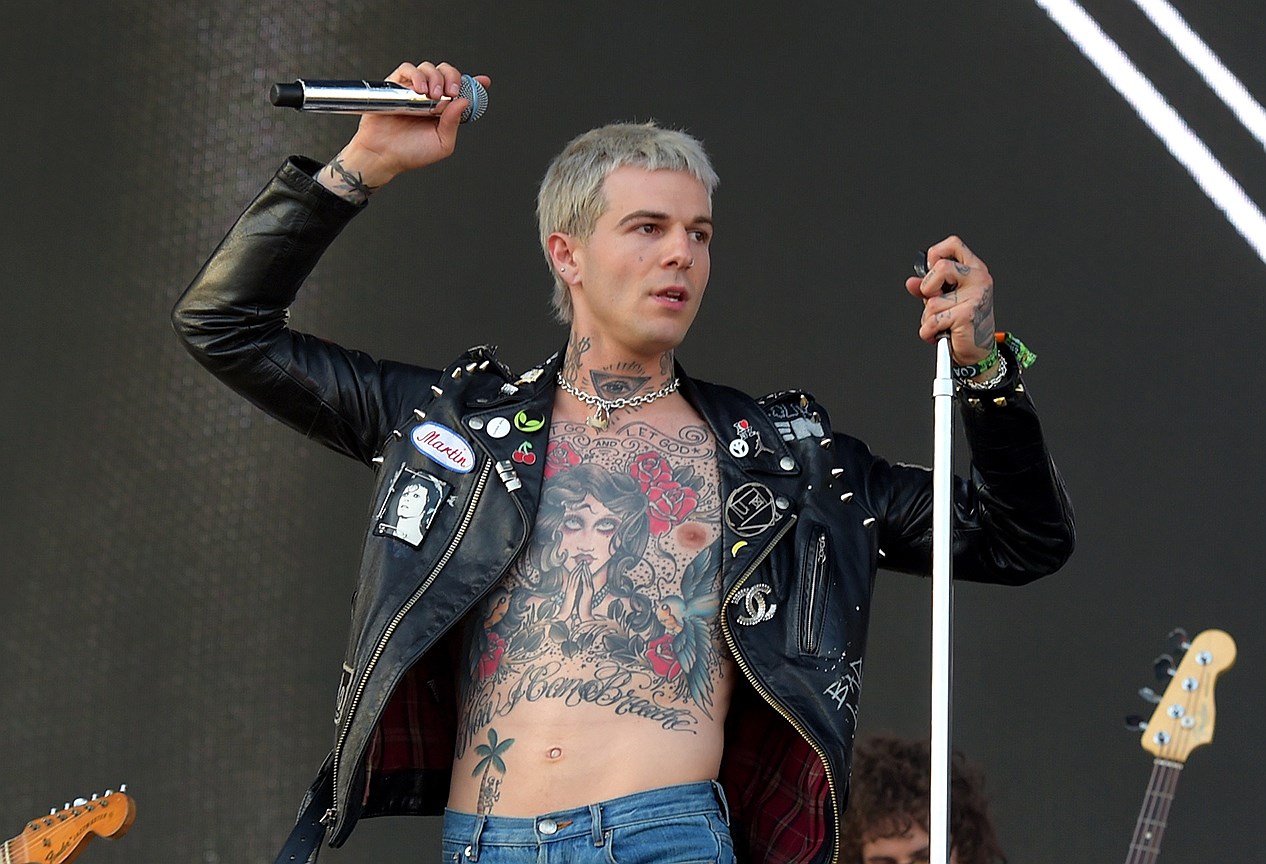 Вокалист группы The Neighbourhood Джесси Разерфорд во время выступления на фестивале Coachella