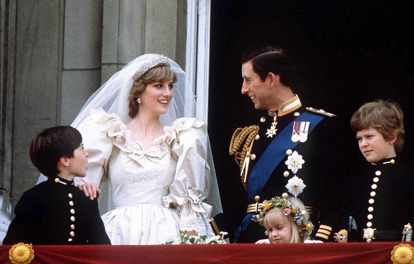 Принцесса Диана. Муж: принц Чарльз. Свадьба: 29 июля 1981 года. Тиара: Spencer, фамильная драгоценность, собранная из нескольких украшений ювелирным Домом Garrard, в которой также выходили замуж сестры Дианы и жена брата Дианы.
