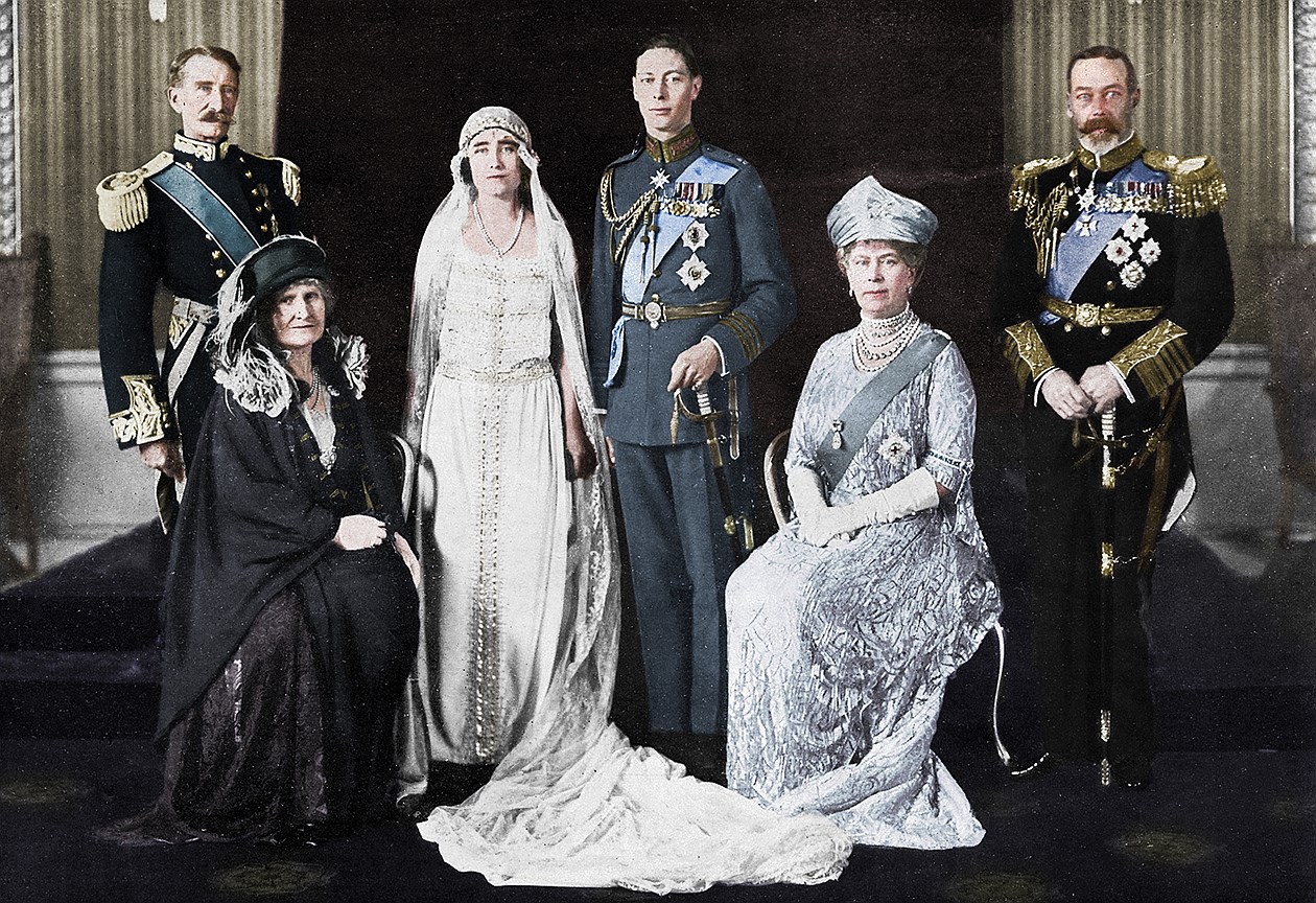Королева Елизавета, Королева-мать. Муж: король Георг VI. Свадьба: 26 апреля 1923 года. Тиара: Strathmore, преподнесенная ей в качестве свадебного подарка отцом, графом Стратмором.