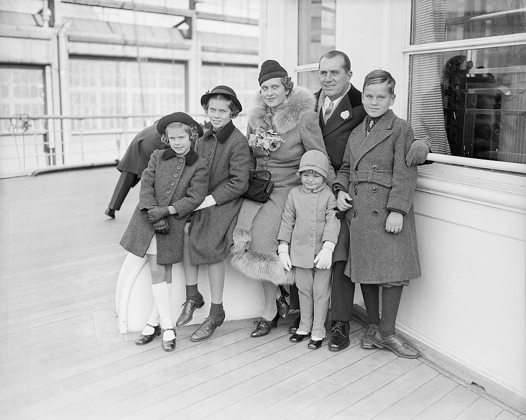 Демократический лидер Филадельфии  Джон Брендан Келли и члены его семьи на борту лайнера «Норманди» во время отплытия из Нью-Йорка в Европу. Слева направо: Грейс, Маргарет, Миссис Келли, Элизабет, Мистер Келли и Джон.