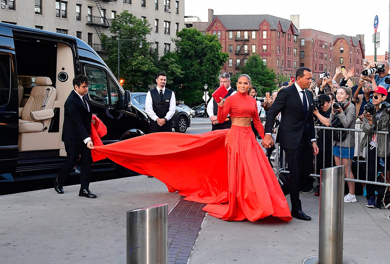 Певица и актриса Дженнифер Лопес в наряде Ralph Lauren и ее возлюбленный Алекс Родригес в смокинге Tom Ford на церемонии CFDA Fashion Awards