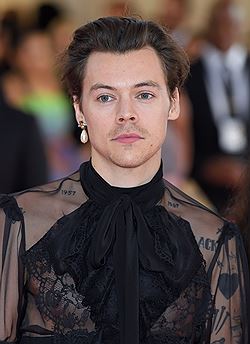 Певец Harry Styles на Балу Института Костюма Met Gala в Нью-Йорке, 2019 год