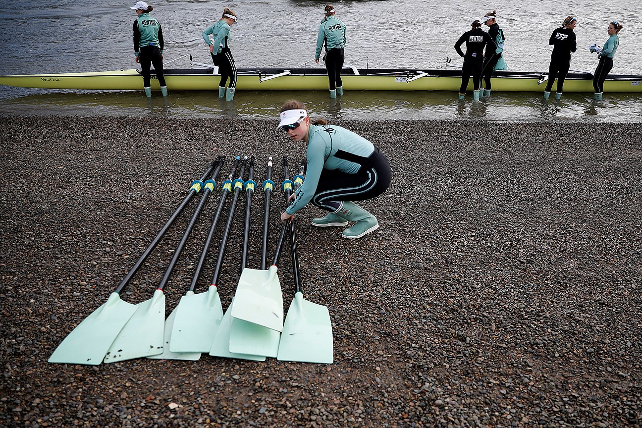 Экипаж женской команды Кембриджа после тренировки перед лодочной гонкой