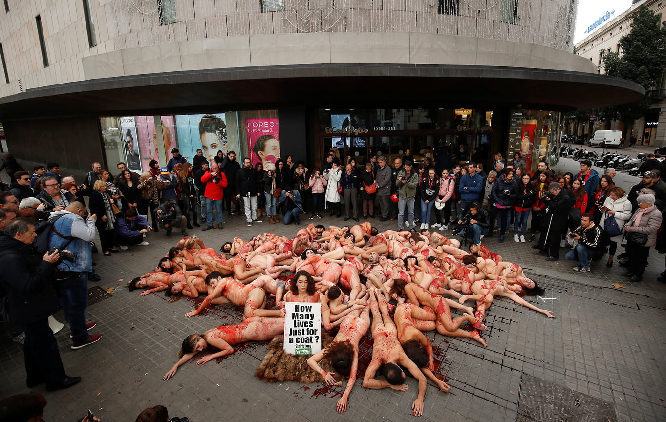 Акция протеста активистов "За права животных" против использования меха и кожи на площади Каталонии в Барселоне, Испания.
