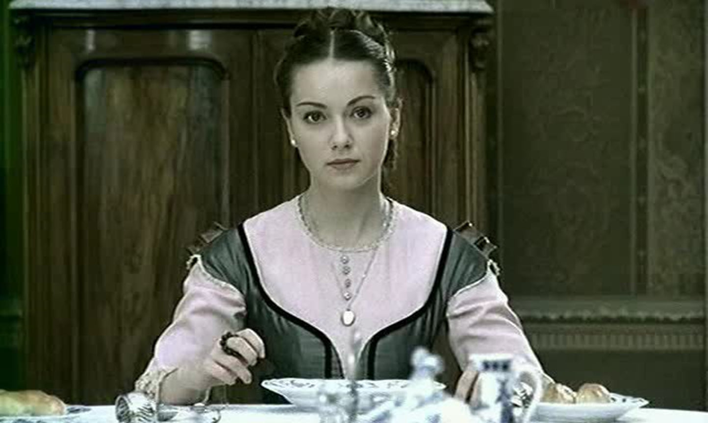 Кадр из фильма "Идиот", 2003. Актриса Ольга Будина в роли Аглаи Епанчиной