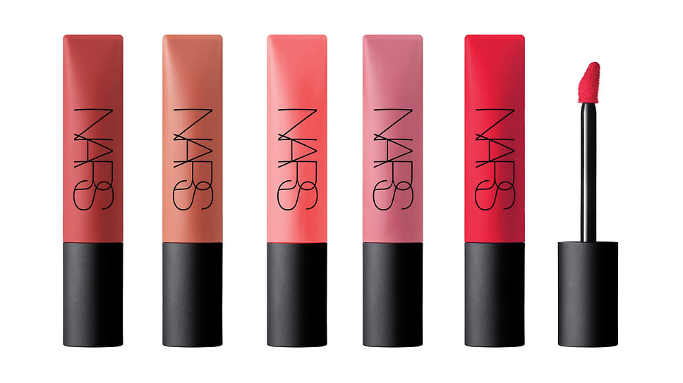 NARS, тинт для губ Air Matte Lip Color с матовым покрытием. Содержит комплекс легких полимеров и микрочастицы пудры.