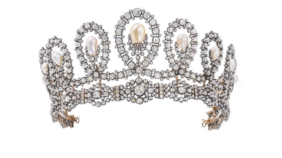 Тиара с натуральным жемчугом, XIX век, лот 180 на торгах Sotheby’s Magnificent and Noble Jewels: Part I, эстимейт: 940 тыс. - 1,4 млн швейцарских франков, продана за 1,472 млн швейцарских франков 11 мая 2021 года в Женеве