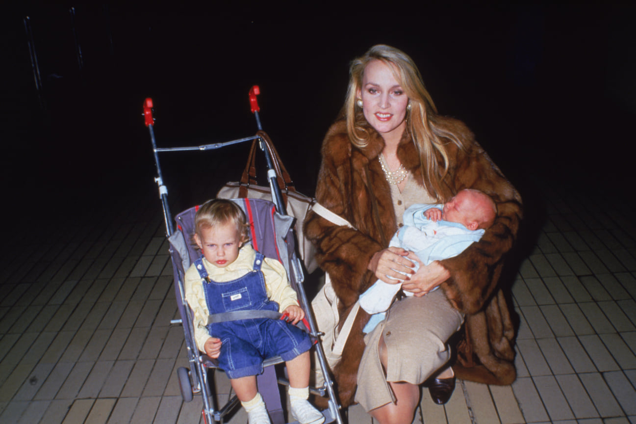 Джерри Холл с детьми, 1985 год