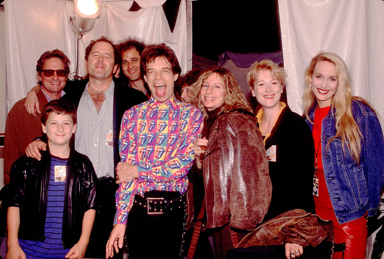 С Майклом Дугласом, Барброй Стрейзанд, Доном Гаммером, Мерил Стрип и Миком Джаггером во время тура Rolling Stones Steel Wheels, Лос-Анджелес, 1989 год.

