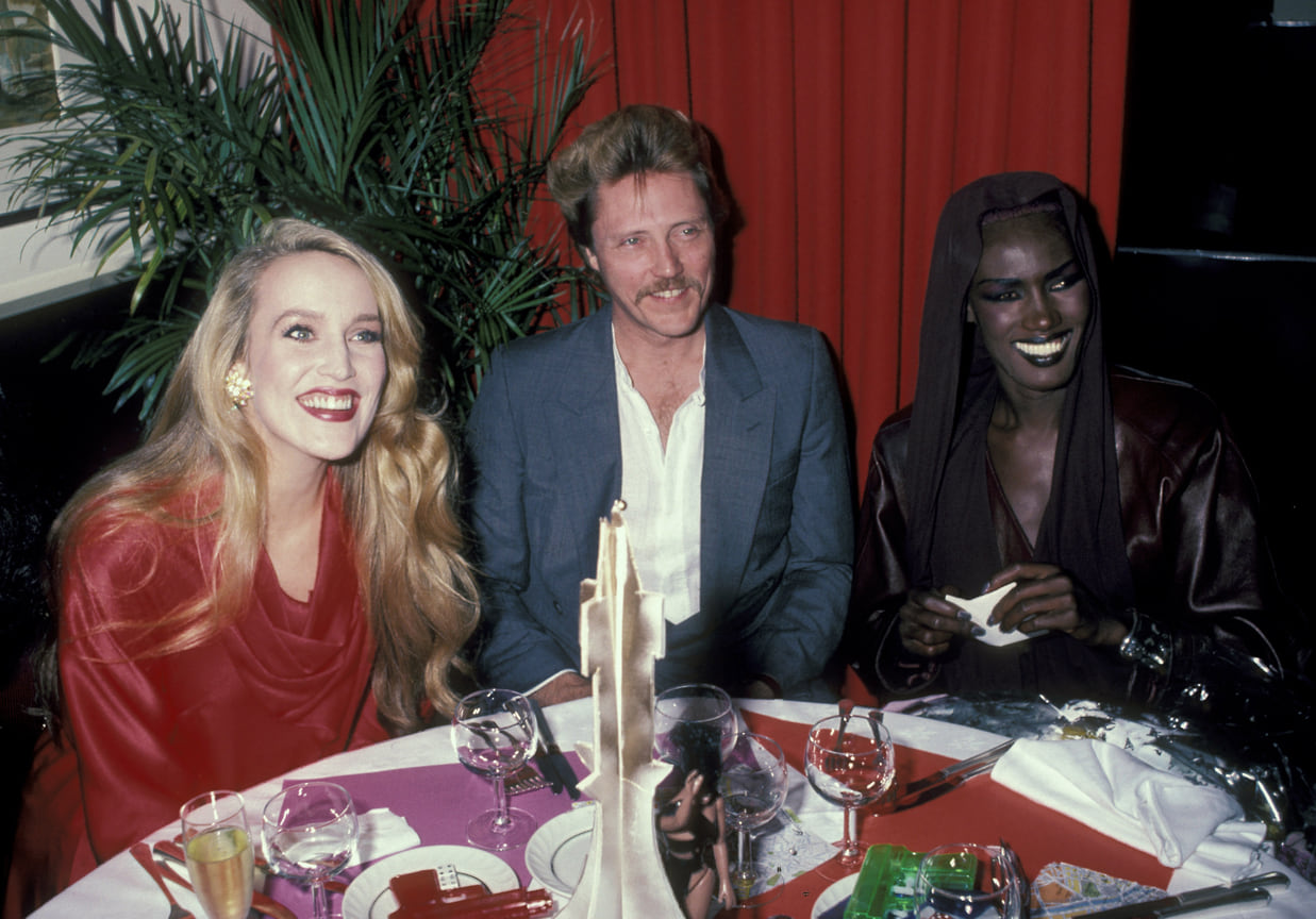 На ужине с актером Кристофером Уокеном и певицей Грейс Джонс, 1985 год.
