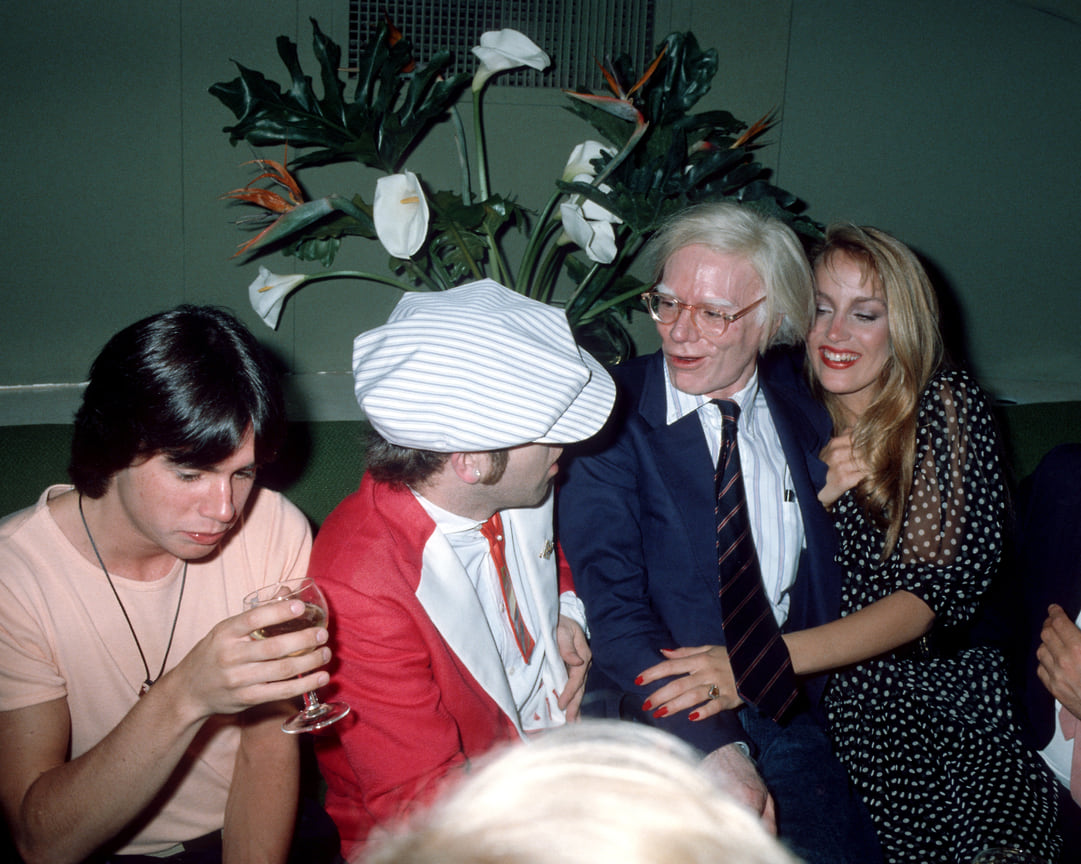 С Элтоном Джоном и Энди Уорхоллом, 1978 год. В этот период она неоднократно позировала художнику.

