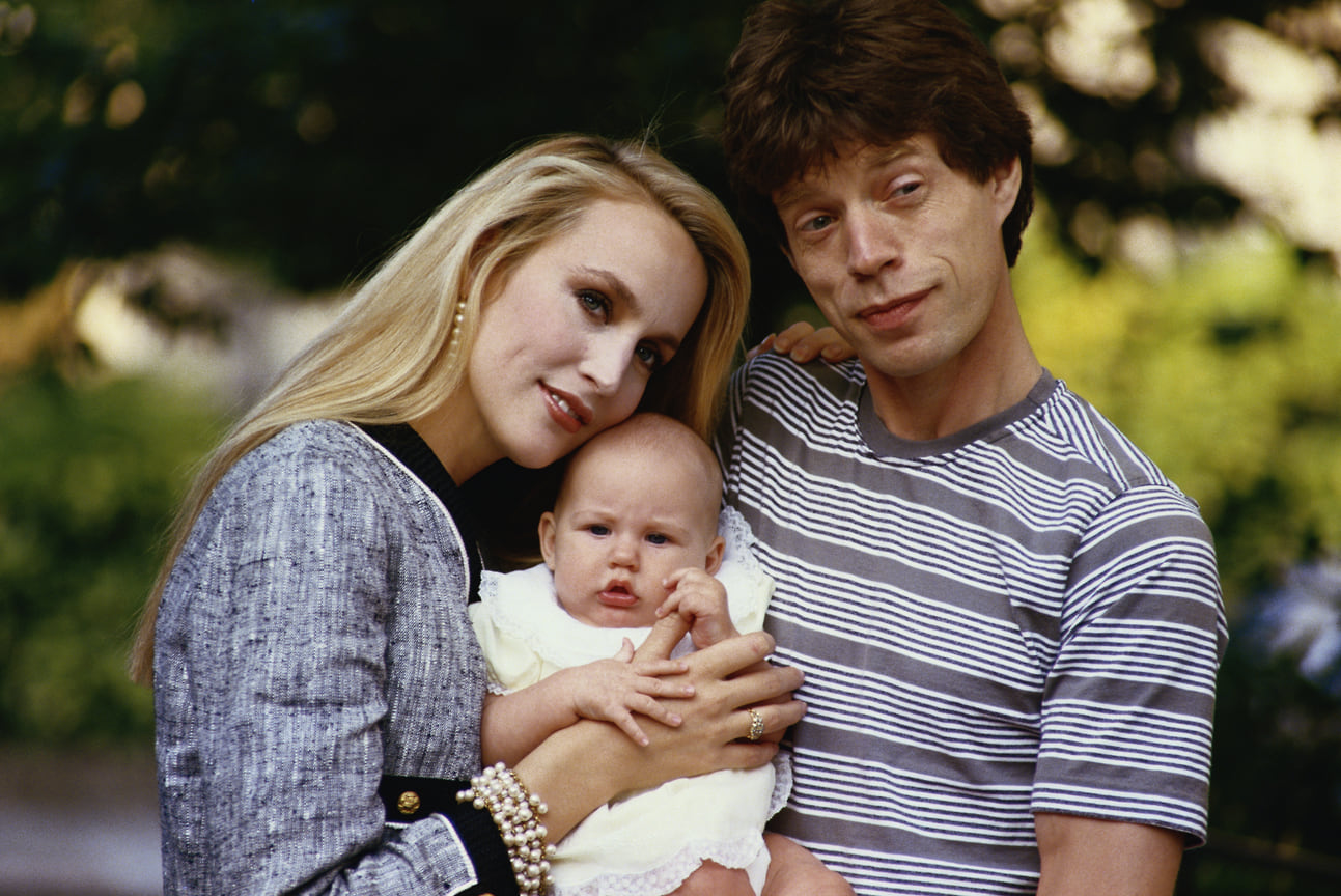 С дочерью Элизабет Джаггер и Миком Джаггером, 1984 год. Всего у Джаггера и Холл четыре общих ребенка.
