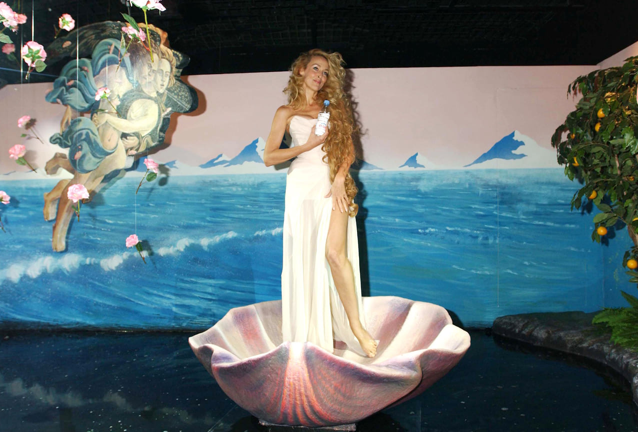 Джерри Холл позирует для промо-съемок минеральной воды Heaven by Evian, Лондон, 2003 год. 