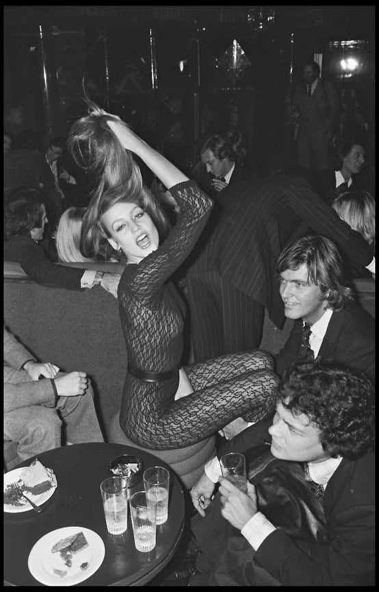 20-летняя Джерри Холл на вечеринке в Париже, 1976 год. 