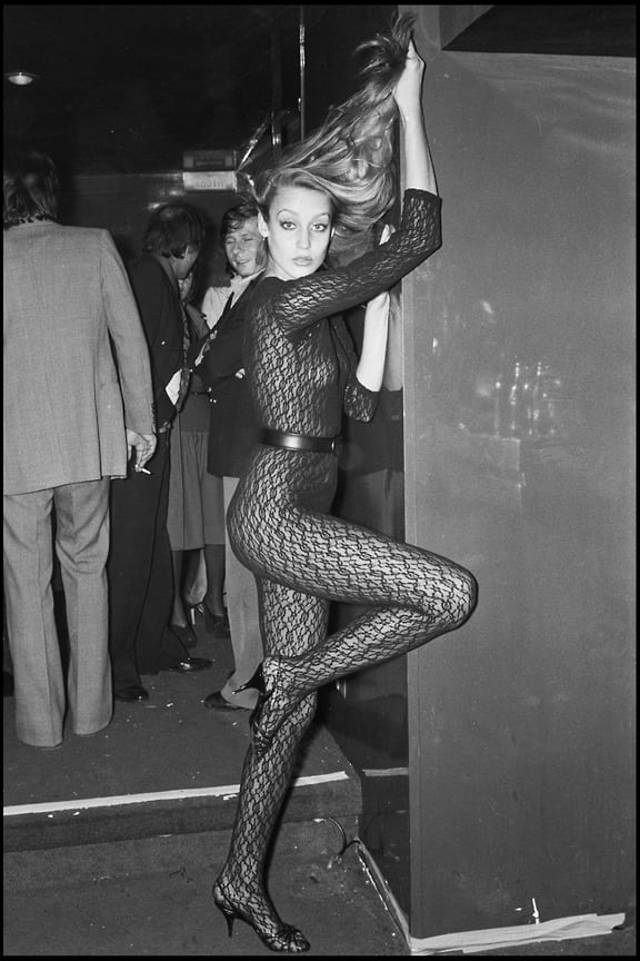 20-летняя Джерри Холл на вечеринке в Париже, 1976 год. К 21 году Холл более сорока раз появлялась на обложках модных журналов.