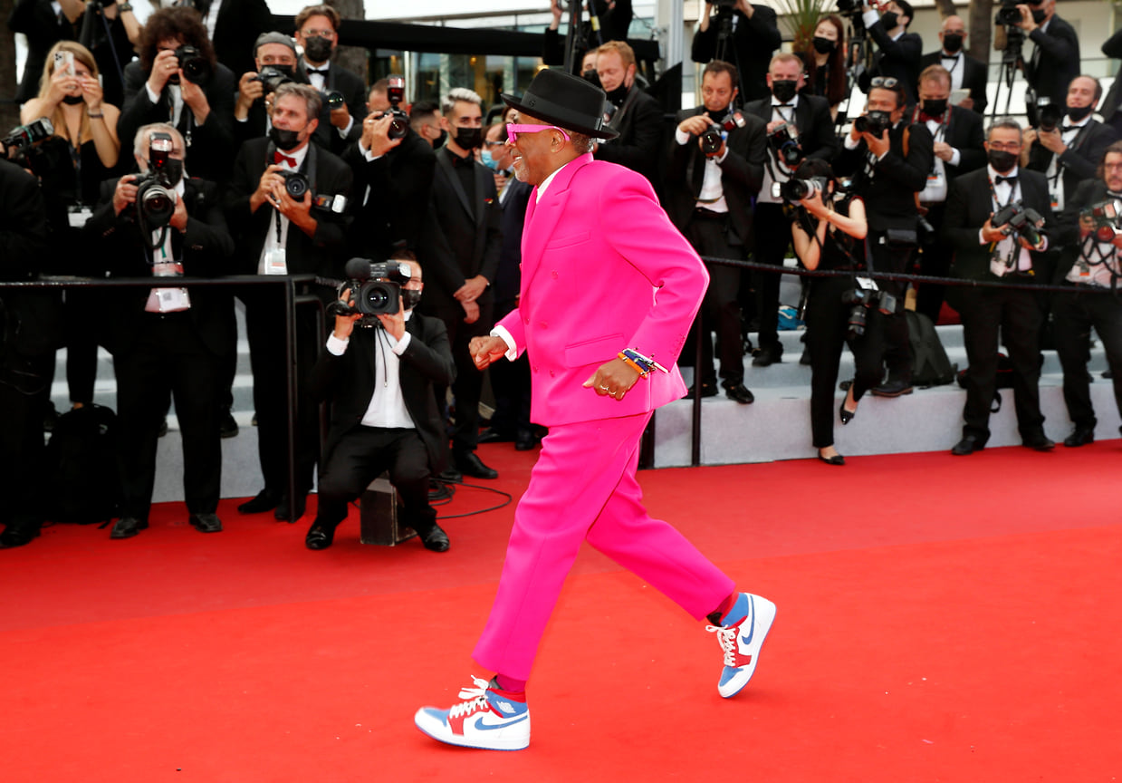 Председатель жюри основного конкурса, режиссер Спайк Ли в ярчайшем розовом костюме Louis Vuitton с двубортным пиджаком. Мистер Ли не изменяет себе