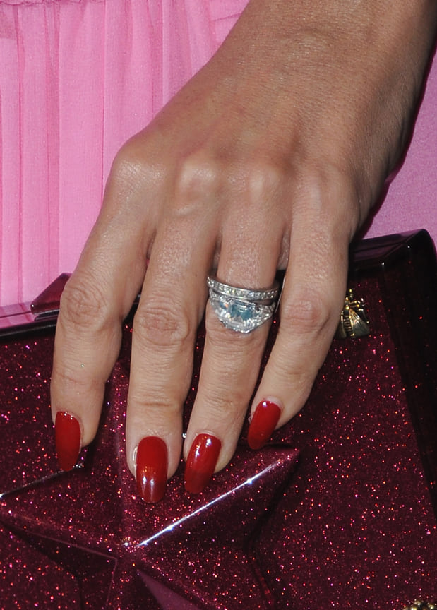 &lt;b>Невеста: &lt;/b>актриса Сальма Хайек Пино &lt;br>&lt;b>Жених: &lt;/b>бизнесмен Франсуа-Анри Пино &lt;br>&lt;b>Кольцо: &lt;/b>овальной формы с бриллиантами общей стоимостью около $280 тыс. &lt;br>&lt;b>Помолвка: &lt;/b>март 2007 &lt;br>&lt;b>Дата свадьбы: &lt;/b>14 февраля 2009