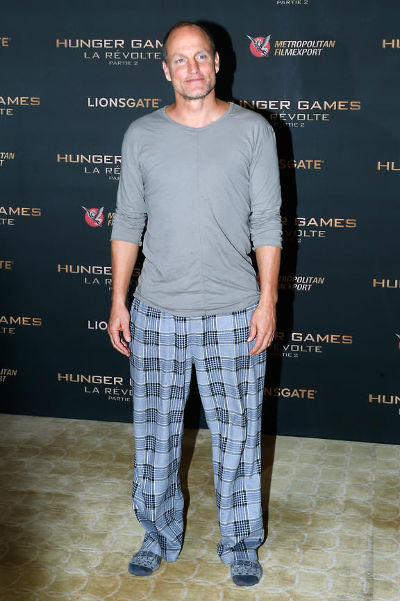 Актер известен своим пренебрежением к дресс-коду, особенно на красных дорожках. Один из самых ярких примеров – Харрельсон в пижаме на премьере «Голодных игр».