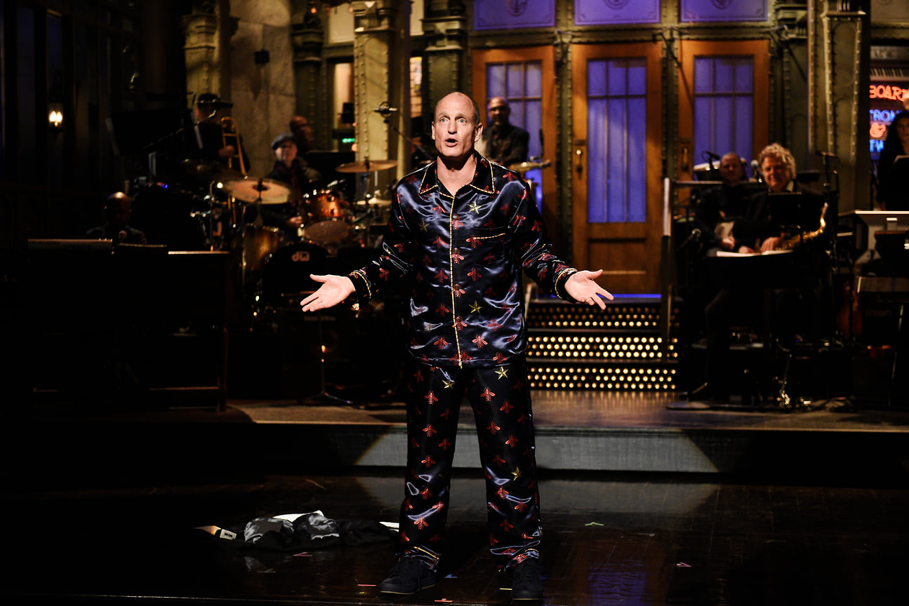 Вуди Харрельсон был приглашенным ведущим на шоу Saturday Night Live, где он сначала вышел в смокинге, но потом быстро от него избавился, оставшись в пижаме – в монологе Харрельсон как раз шутил над собственным чувством стиля.