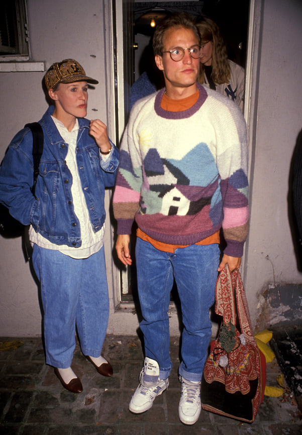 Идеальный пример стиля 1990-х – голубые джинсы и яркий свитер с абстрактным принтом. Иногда Вуди удается выглядеть в соответствии с трендами (хотя он вряд ли очень старался, собирая этот образ).