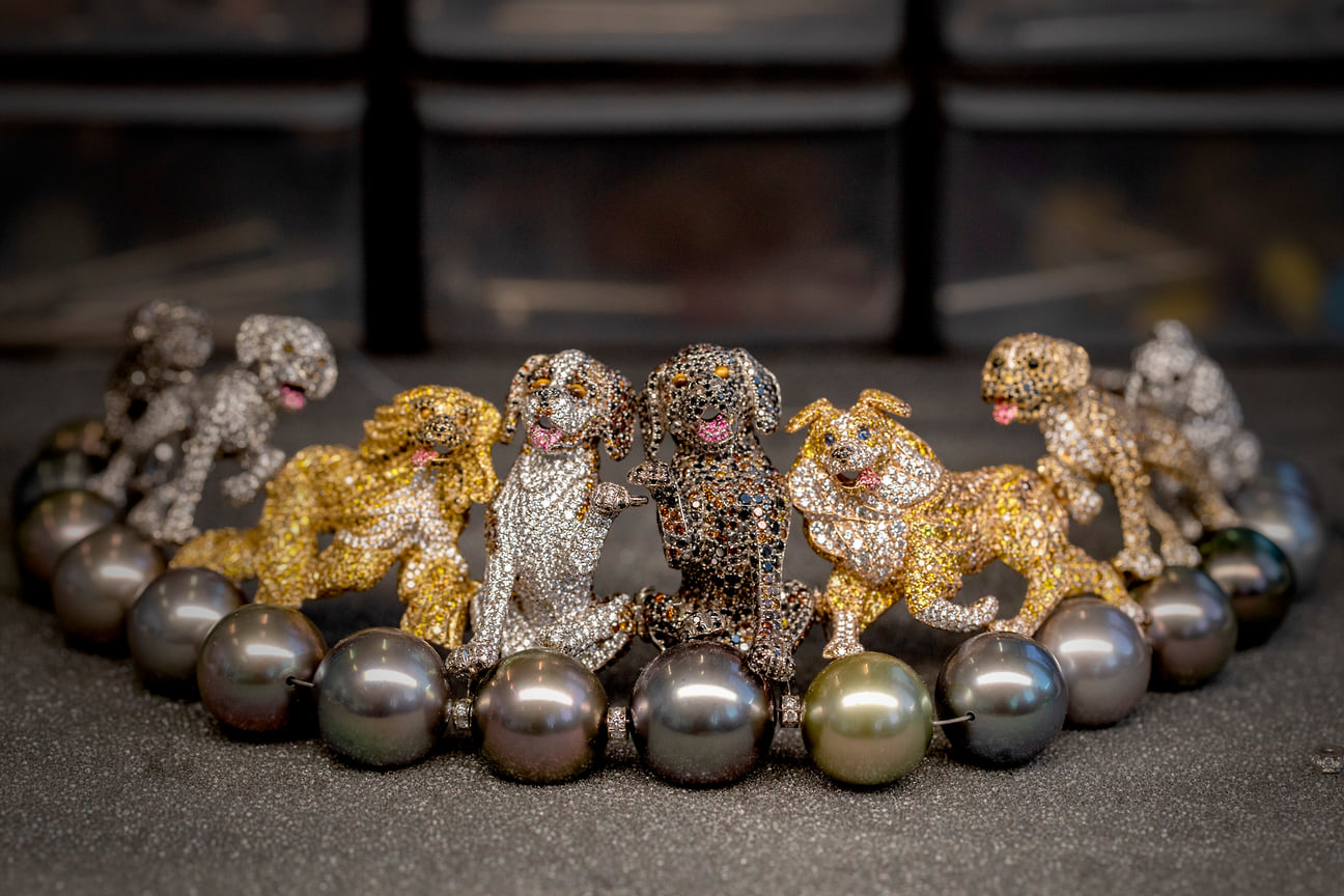 Chopard, колье Dog из коллекции Red Carpet, белое и розовое золото, бриллианты, жемчуг, шпинель, тигровый глаз, сапфиры, оникс