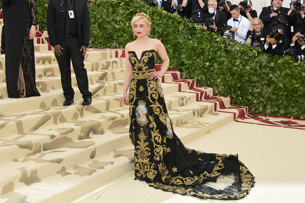 Эмилия Кларк в платье Dolce &amp; Gabbana на балу Met Gala 2018.