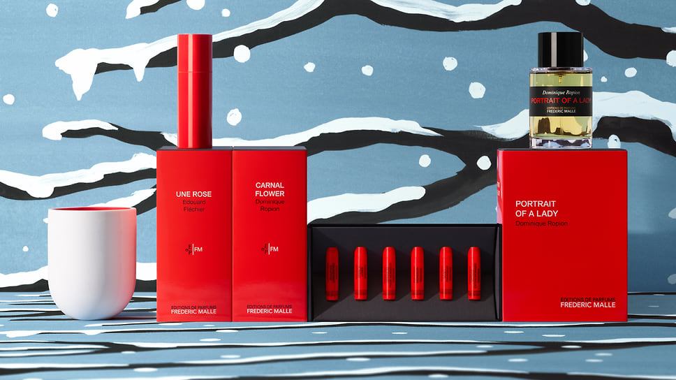 Frederic Malle, один из вариантов новогодних наборов Happy Holiday, которые состоят из известных ароматов, спреев для постельного белья, парфюмерных свечей для дома. От 3800 руб.