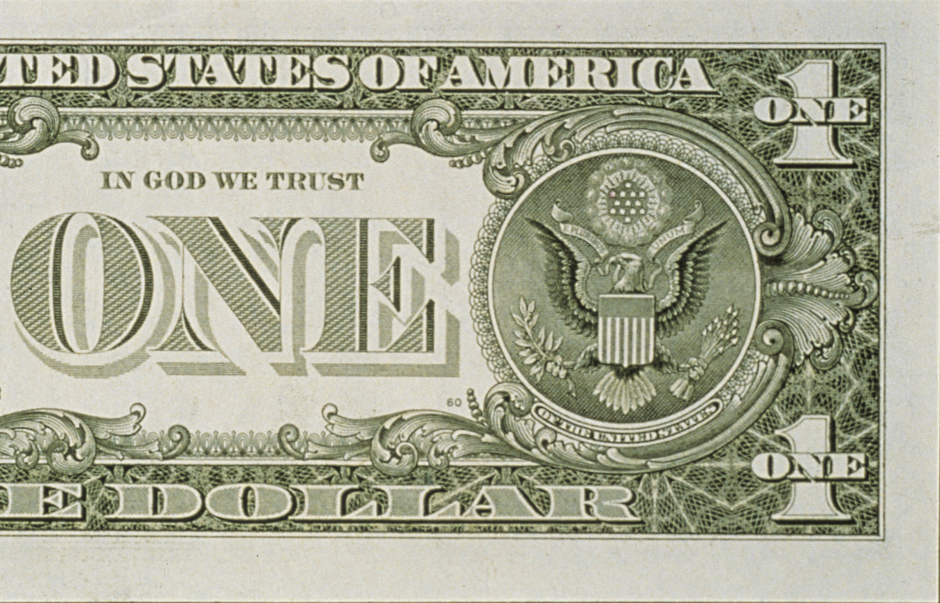1885 год. Tiffany изменила дизайн Большой печати Соединенных Штатов. Она и по сей день есть на долларовой купюре, что позволяет каждому носить дизайн Tiffany в своем кошельке
