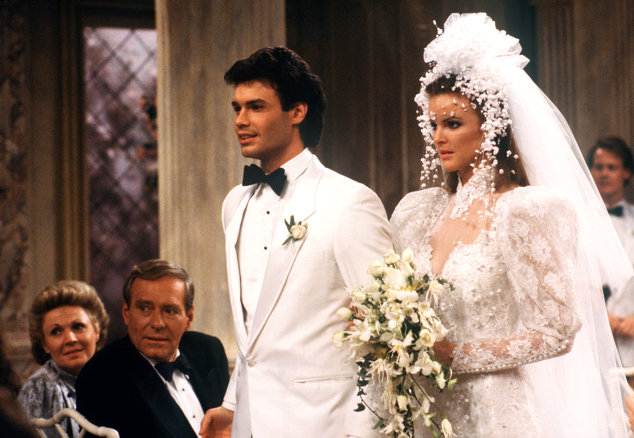 Кадр из сериала «Одна жизнь, чтобы жить», свадьба главных героев. С актером Джоном Лоприено, 1987 год.
