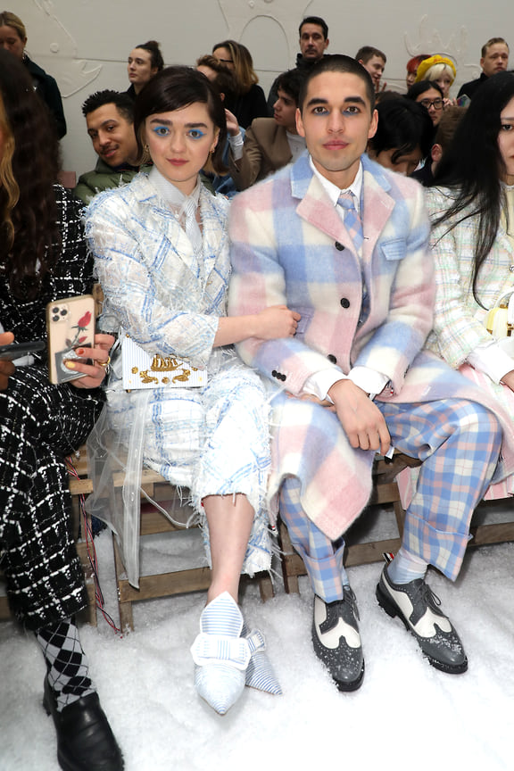 Актриса встречается с дизайнером Рубеном Шелби, с которым часто посещает модные мероприятия. На фото: в первом ряду перед показом Tom Browne, Париж, 2020 год.
