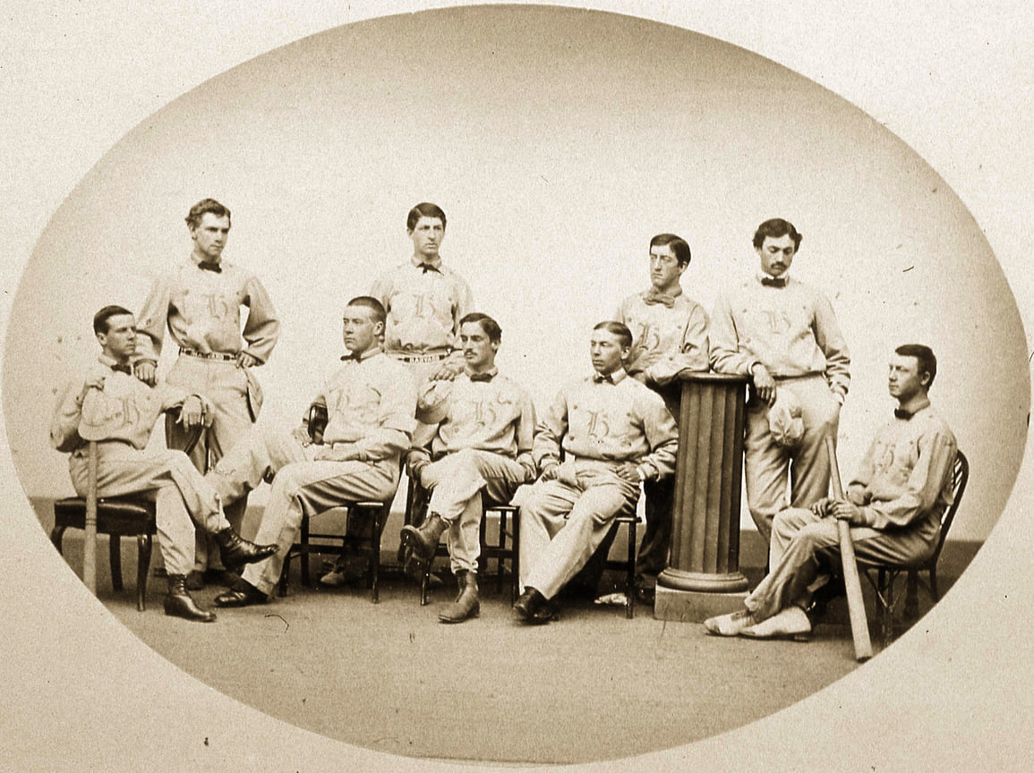 Бейсбольный клуб Гарвардского университета позирует для портрета команды в 1866 году.