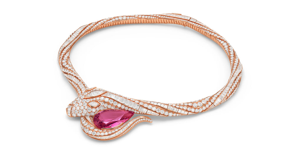 Bulgari, колье Serpenti Spinel Embrace, розовое золото, шпинель (25,7 карат), бриллианты