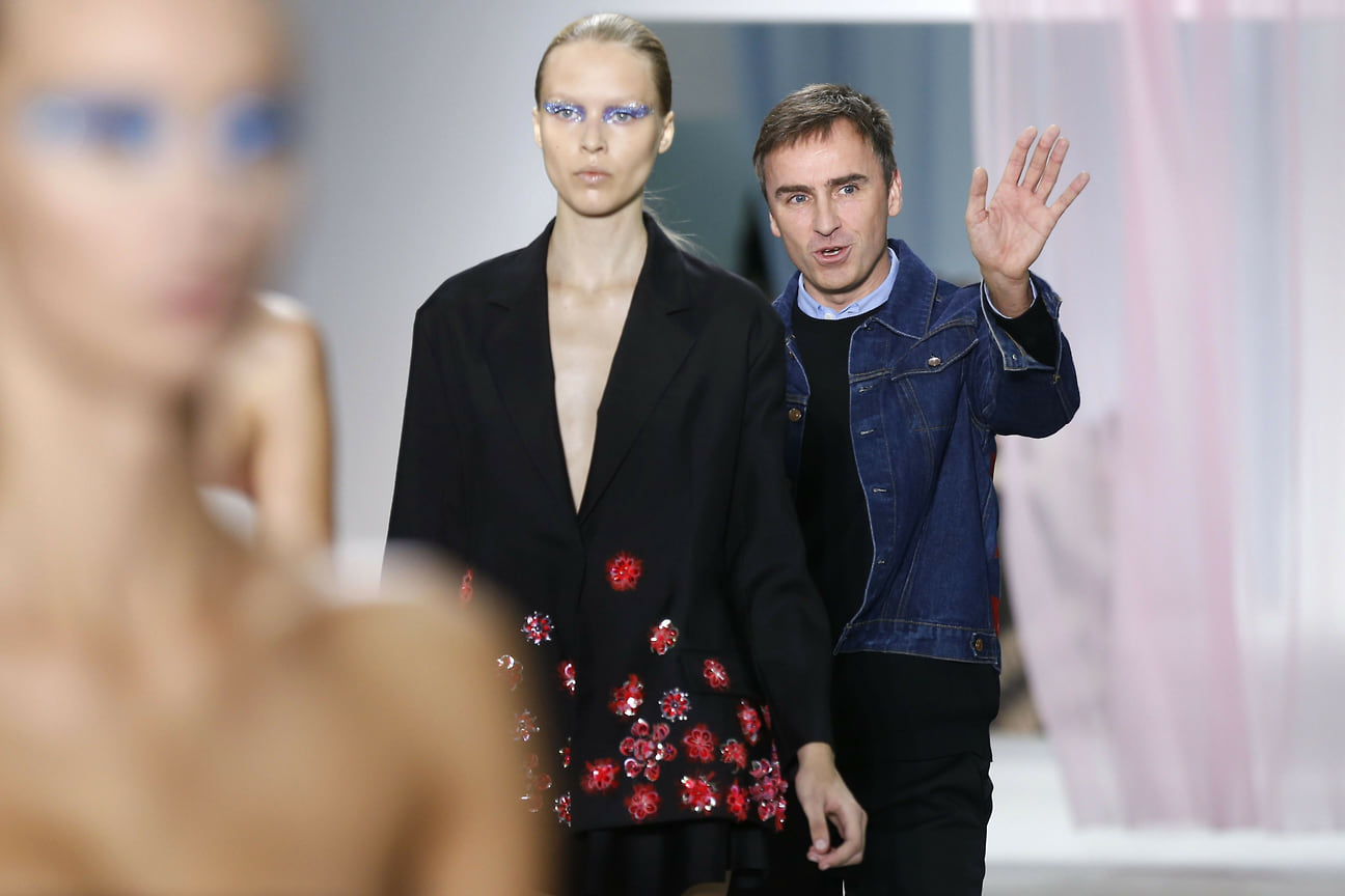 2012 – Симонс становится креативным директором Christian Dior после увольнения с этого поста Джона Гальяно. Дизайнер создавал женские коллекции для французской марки и проработал на своем посту три года. Сам Симонс говорил, что ушел, чтобы сосредоточиться на других интересах в своей жизни – в том числе и на собственном бренде.
