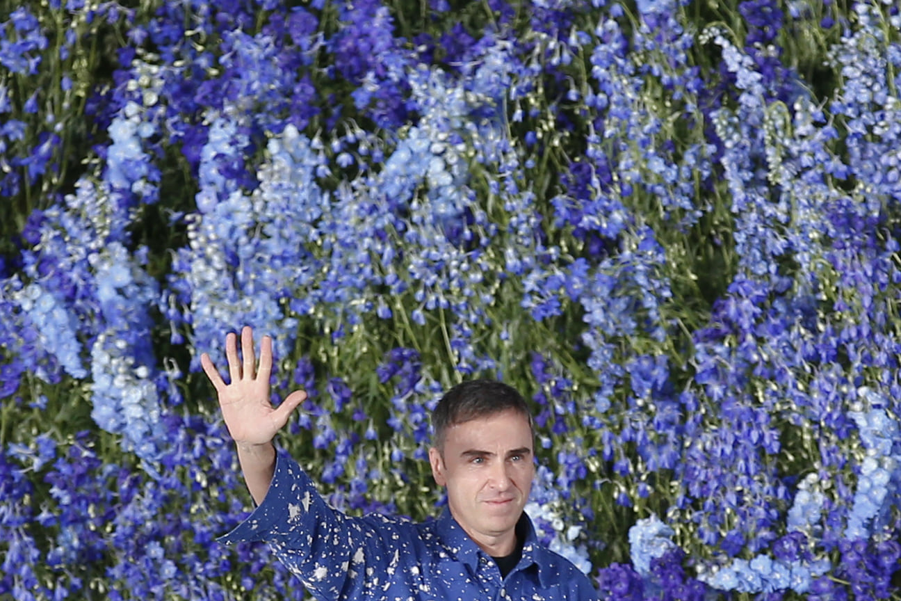 1995 – год создания марки Raf Simons. Для создания своих первых коллекций Симонс вдохновлялся стилем преппи (университеты Лиги плюща), панк-движением и другими субкультурами 1990-х.
