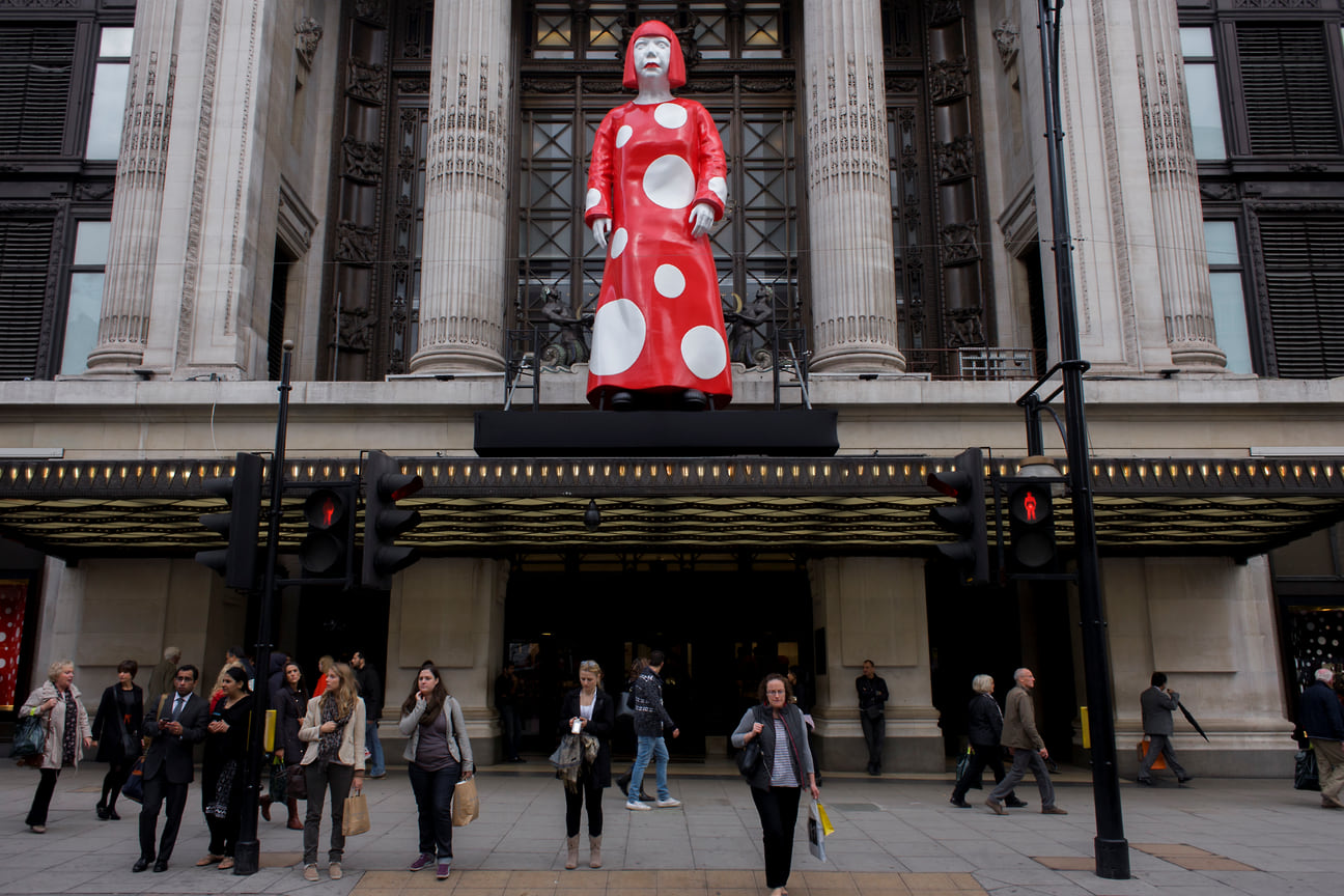 Фигура Яёи Кусама на входе в универмаг Selfridges в Лондоне, 2012 год
