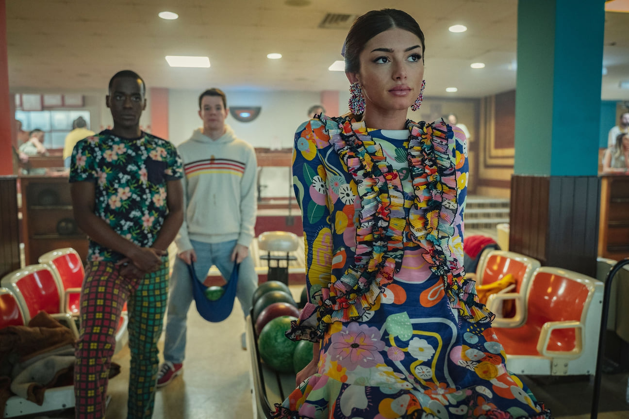 Кадр из сериала «Половое воспитание», Нкути Гатва, Коннор Суинделлс, Мими Кин.