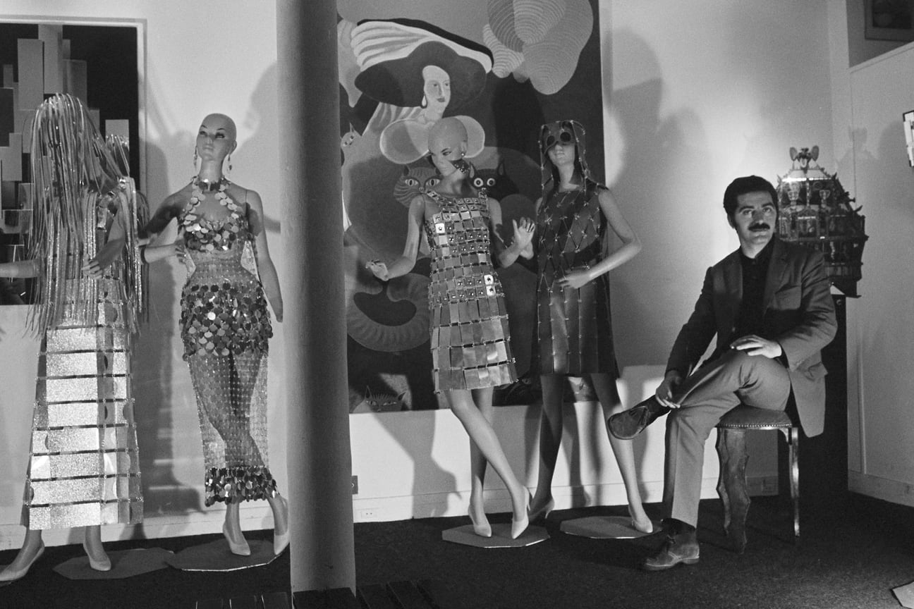 Свою первую полноценную коллекцию Пако Рабанн представил в 1966 году — в нее вошли 12 платьев, пошитые с использованием родоида и блесток. Эти детали и определили программный стиль модного дома.