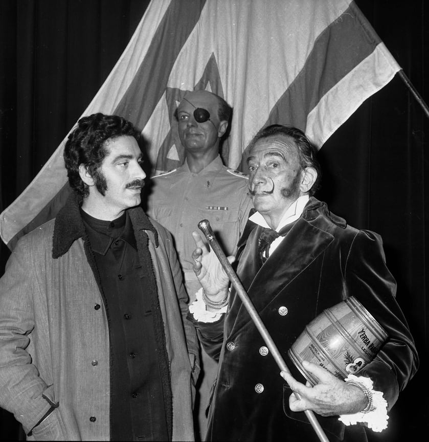 Пако Рабанн и Сальвадор Дали перед восковой фигурой израильского генерала и политика Моше Даяна в музее Гревена, 1954 год.