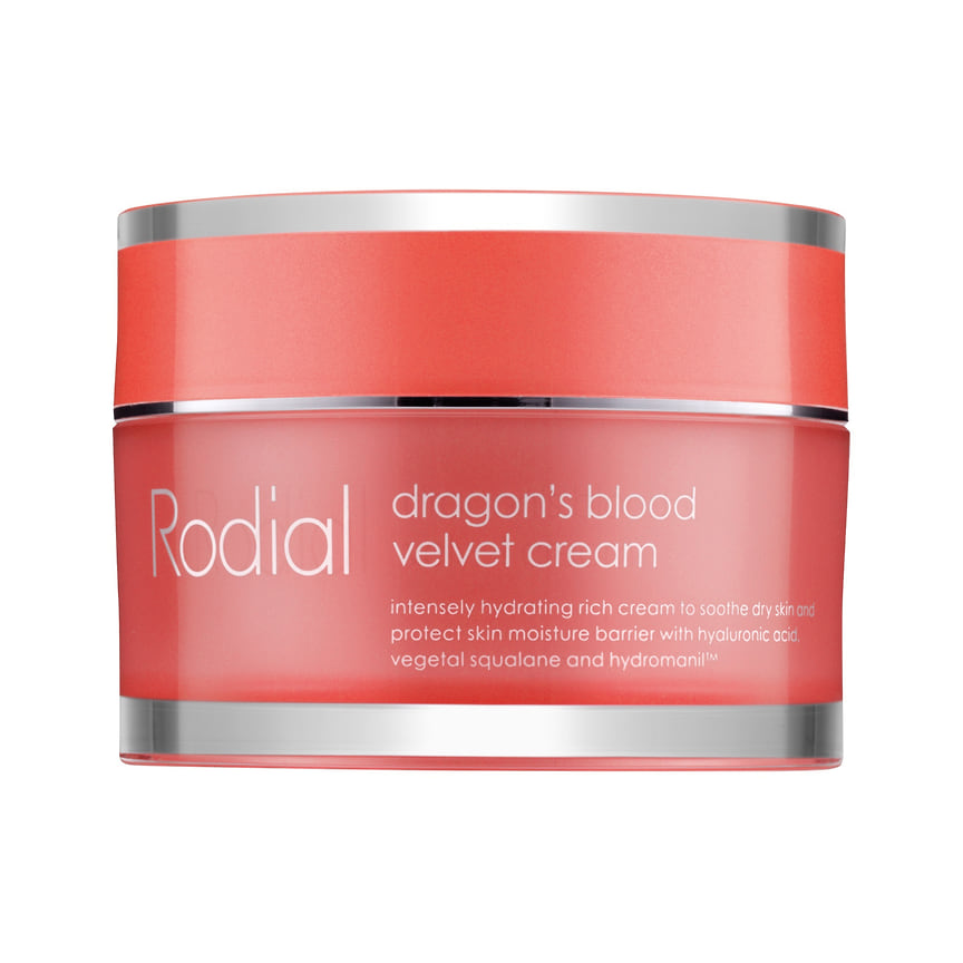 Rodial, крем для лица Dragon’s Blood Velvet Cream: увлажняет кожу, возвращает эластичность и объем. В составе: экстракты красной древесной смолы, бобов рожкового дерева, увлажняющий комплекс «гидроманил», масло примулы вечерней и масло Ши.