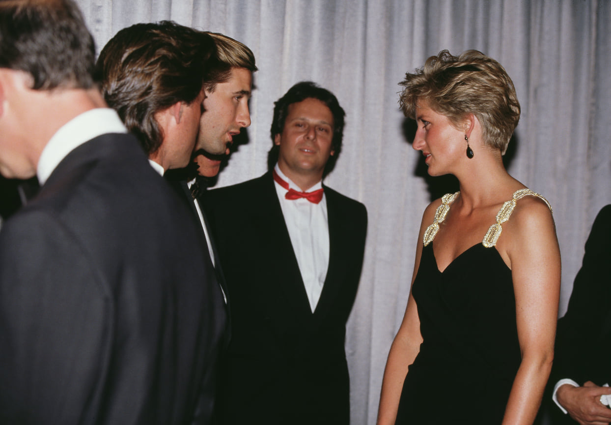 Диана, принцесса Уэльская, встречается с актерами Куртом Расселом и Уильямом Болдуином на лондонской премьере фильма «Обратная тяга», 1991 год.
