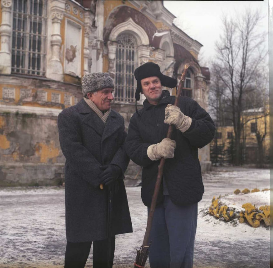В 1991 году Макдауэлла пригласили работать в Россию — актер снялся в фильме Карена Шахназарова «Цареубийца»
&lt;br>На фото: актеры Армен Джигарханян и Малкольм Макдауэлл на съемках