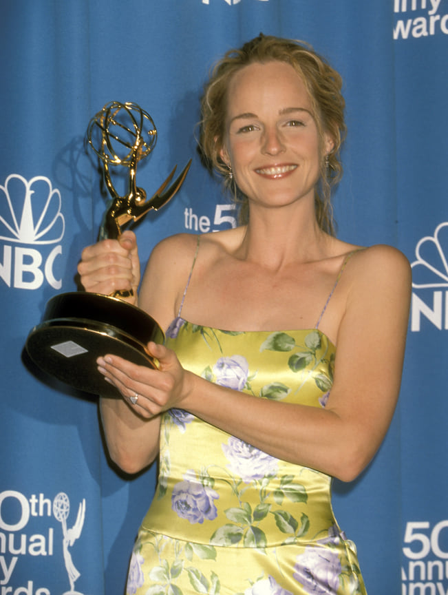 В 1998 Хелен Хант получила премии «Оскар», «Эмми» и «Золотой глобус». Хант стала второй актрисой в истории, которой это удалось. Первой была Лайза Минелли в 1973 году