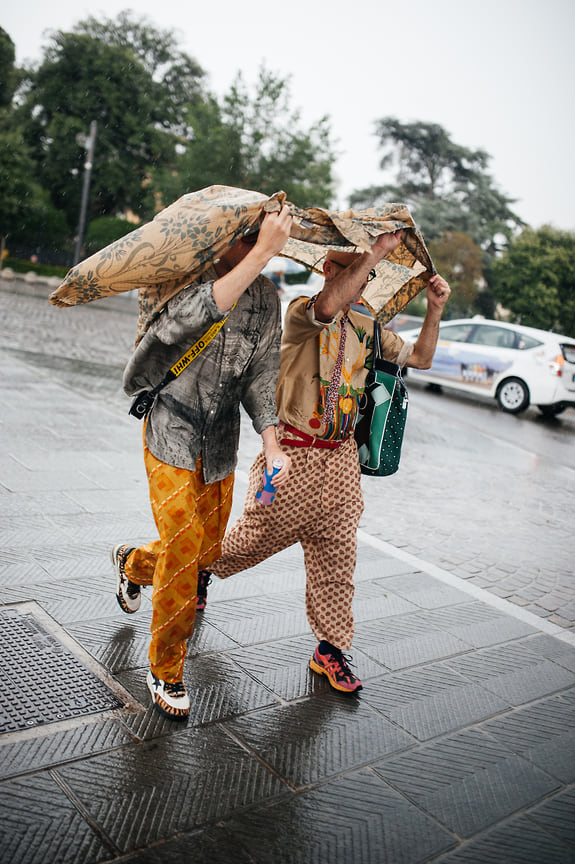 В один из дней выставку впервые за всю историю Pitti Uomo Флоренцию накрыл ливень