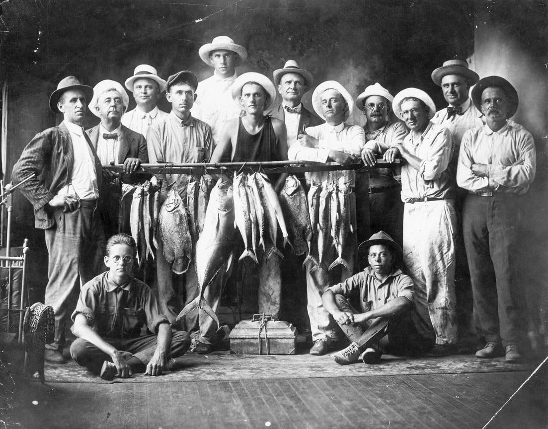 Рыбаки позируют с дневным уловом, 1900-е годы