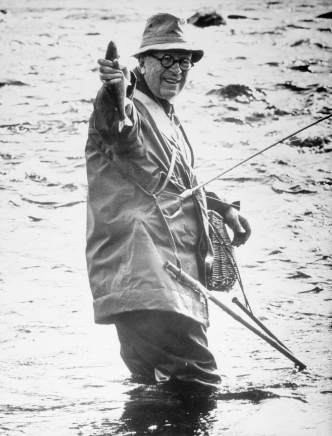 Шведский король Густав Адольф - заядлый рыбак, 1965 год