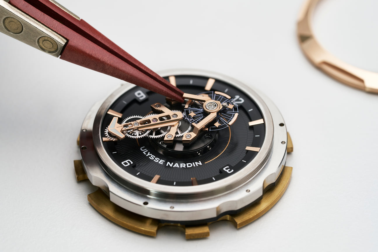 Установка моста минутной стрелки в механизм часов Ulysse Nardin Freak One