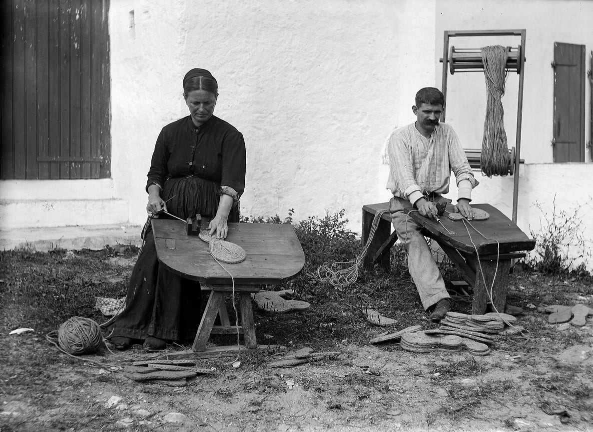 Изготовление сандалий на веревочной подошве, подготовка подошв. Франция, 1907 год